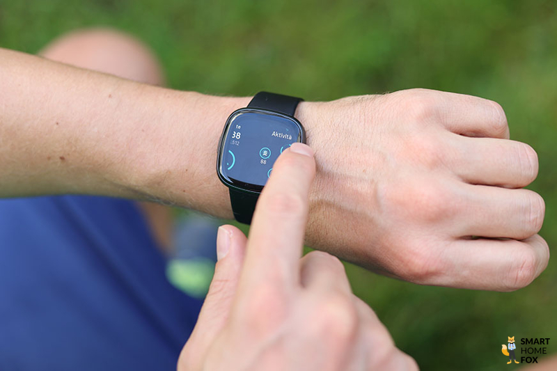 Man sieht die Bedienung der Fit bit Versa 4.